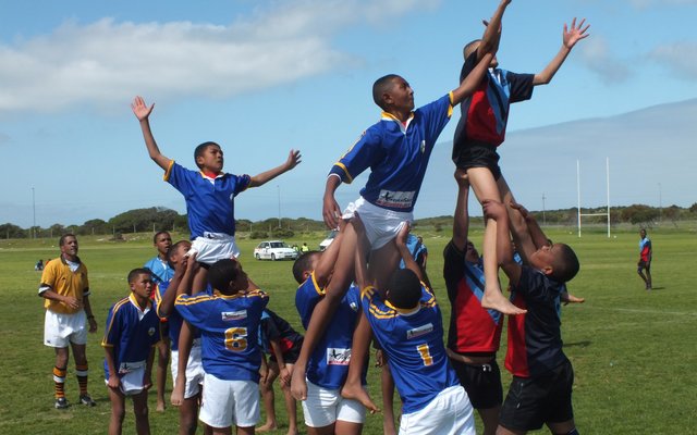 Die 1ste span (o/13) rugbyspelers (links) in aksie